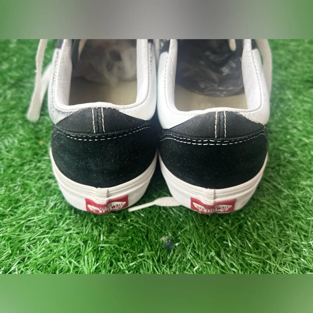 Vans Unisex Black and White Sneakers Size‎ M-7.5 W-9.0